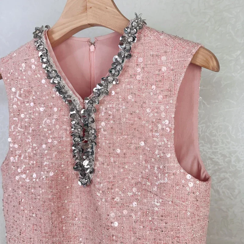 Женское твидовое платье без рукавов роскошное розовое с блестками и вырезами