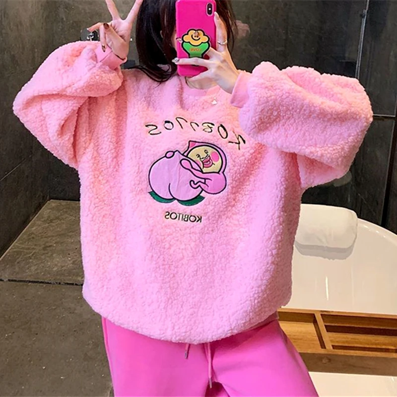

Женский пуловер с длинным рукавом, Свободный свитшот из овечьей шерсти с мультяшными розовыми фруктами в Корейском стиле, одежда в стиле хип-хоп, зима 2022