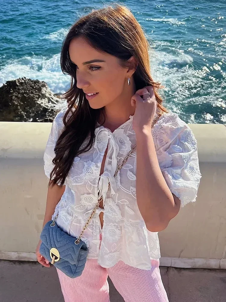 Женская блузка с цветочной вышивкой круглым вырезом и пышными рукавами