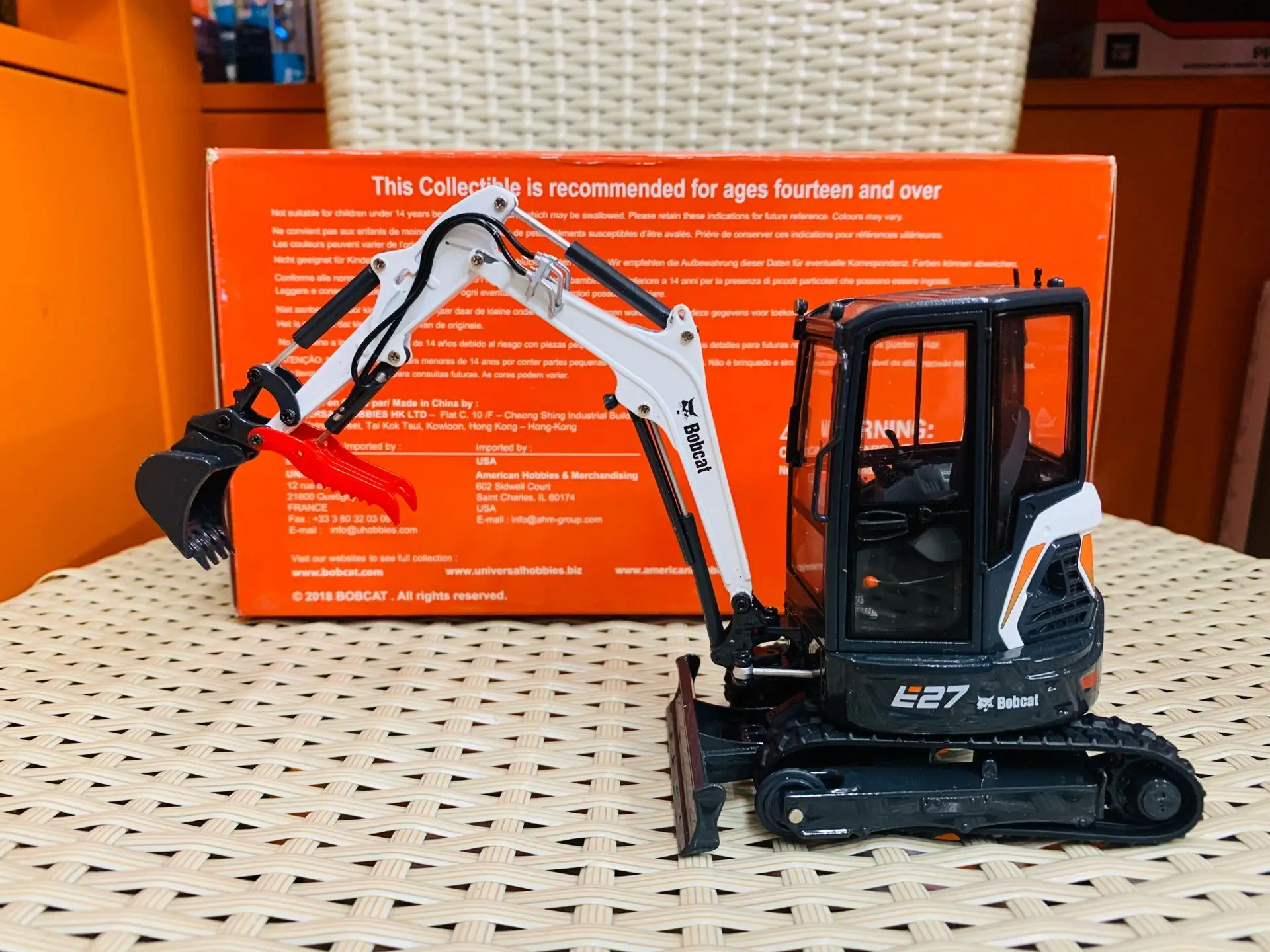 

Универсальные хобби UH8133 Bobcat E26 компактный экскаватор с кабиной масштаб 1/25 литье под давлением новая модель в коробке