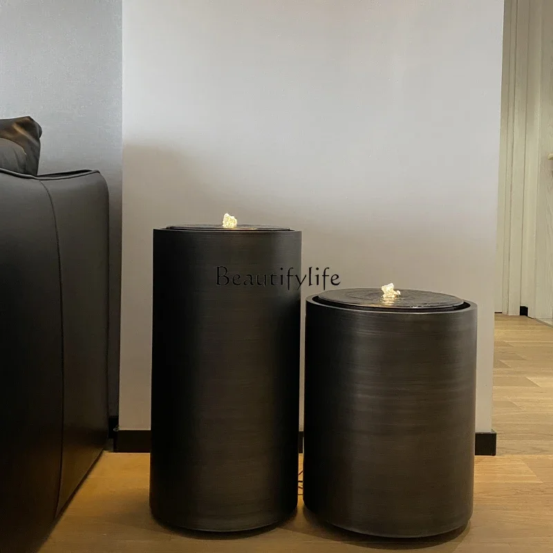 Фонтан с струящейся водой простой отель двор вилла пейзаж сад Джукай вид клубный