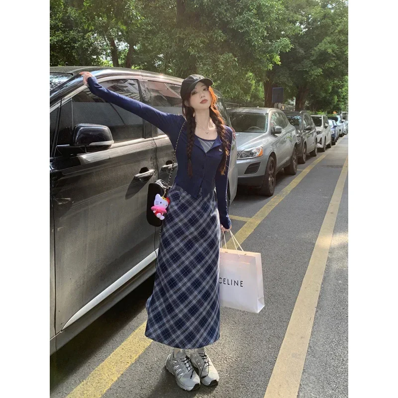 Женское платье с воротником-халтером длинное клетчатое длинным рукавом осень 2024