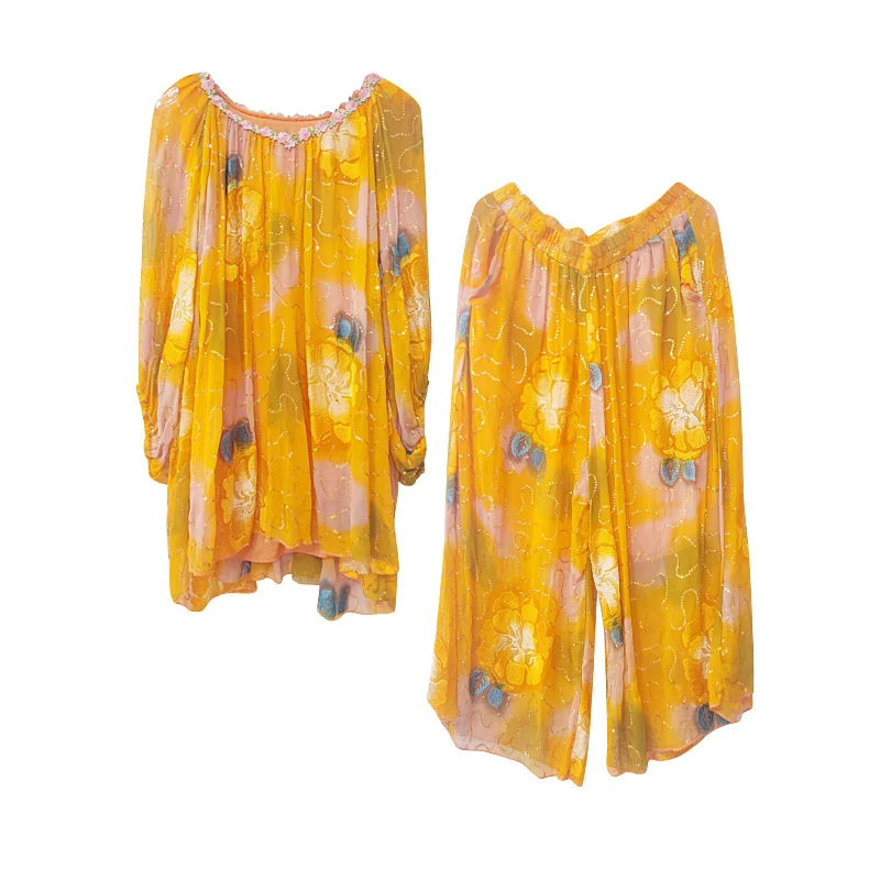 Женский костюм-двойка с принтом и вышивкой из пайеток