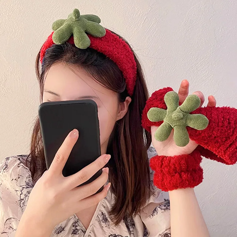 

1pc Cute Hair Band Washing Face Accessoires Strawberry Leaves Hair Band Lovely Wrist Strap Sweet Funny Toilet Set