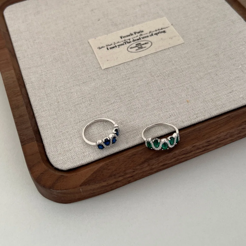 Кольцо женское из серебра 100% пробы с овальным сапфиром