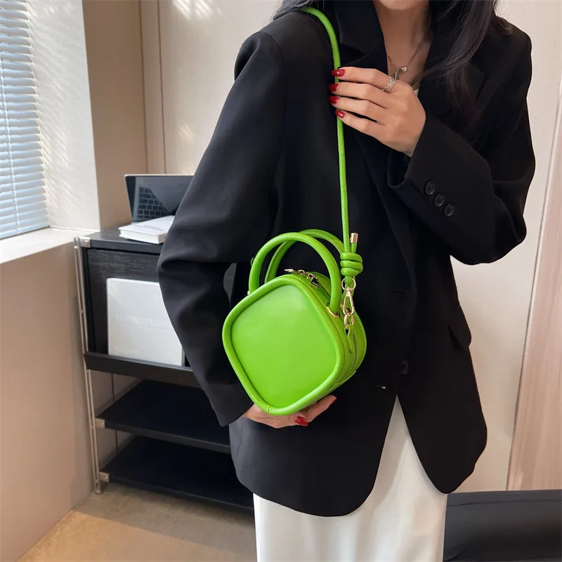 

2023 new hand-held diamond handbag leisure fashion one-shoulder messenger bag tide with personalized ladies small bag