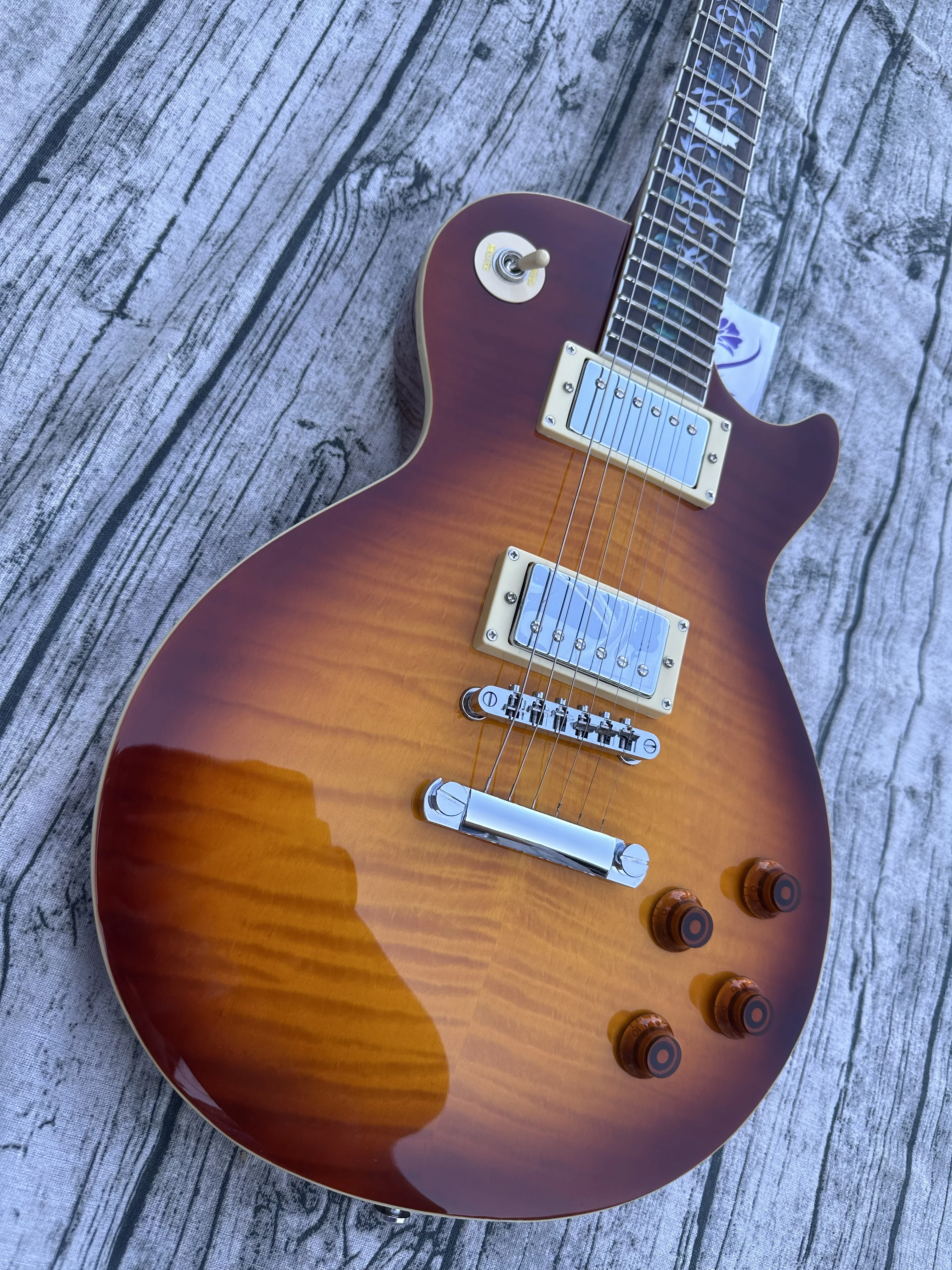 Стандартная электрогитара коричневый градиент цвета красочная накладка с