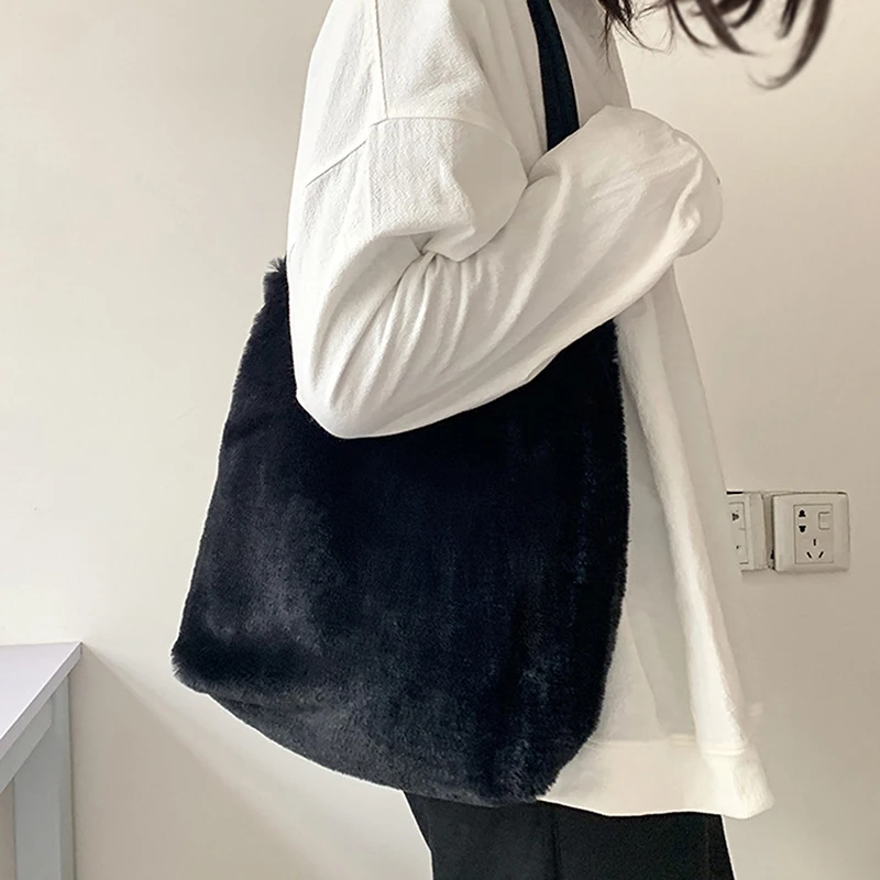 

Winter Plush Shoulder Bags Women Solid Hasp Fluffy Shopping Tote Large Capacity Fashion Female Plus Size Handbags Black White