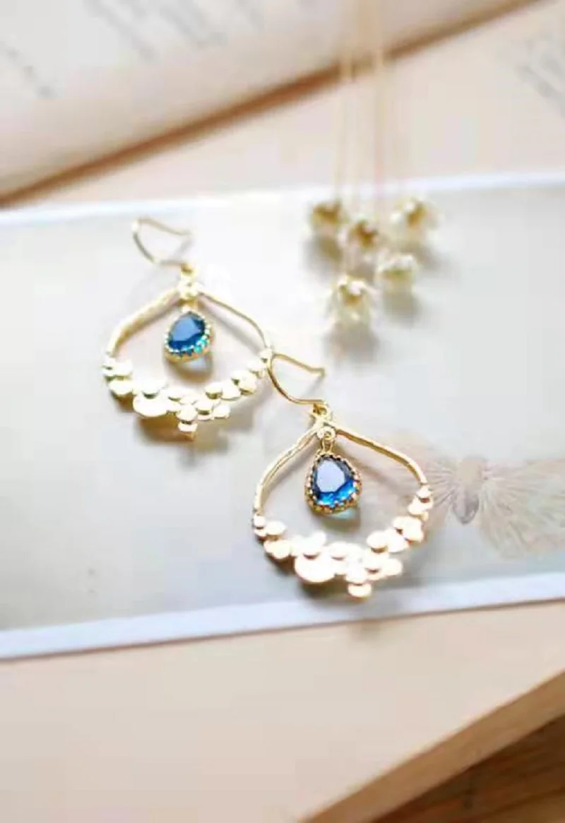 2021 Новое поступление серьги с листьями золотого цвета нежные инкрустированные