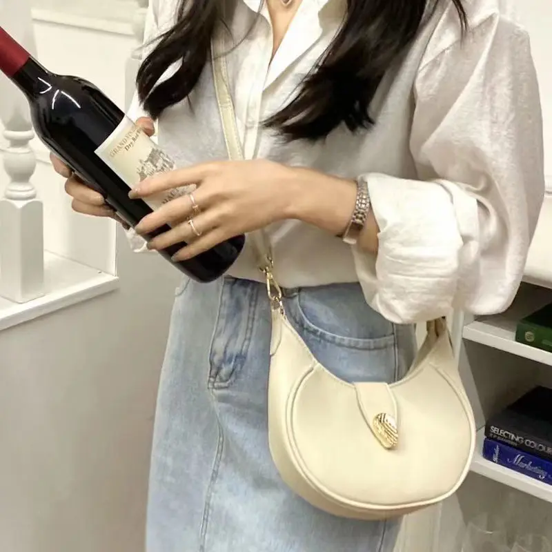 

2022 Women's Half Moon Small PU Leather Messenger Bag Luxury Bag Women's Summer Fashion Chain Shoulder Simple Bag