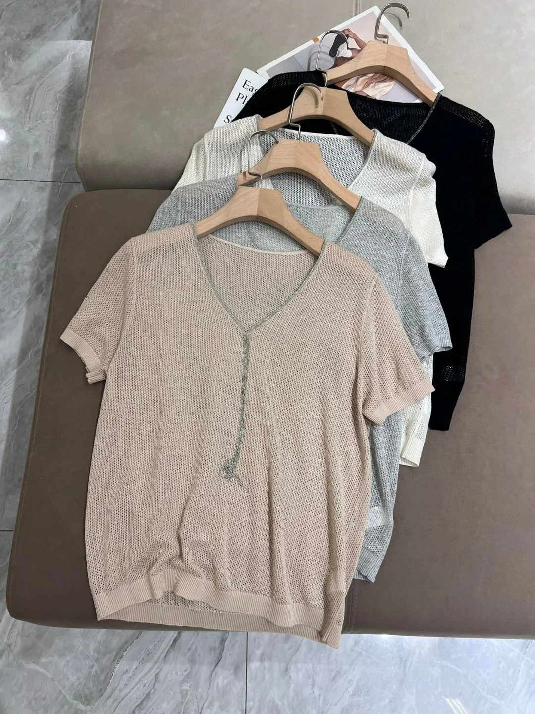 Трикотажный топ с V-образным вырезом и коротким рукавом