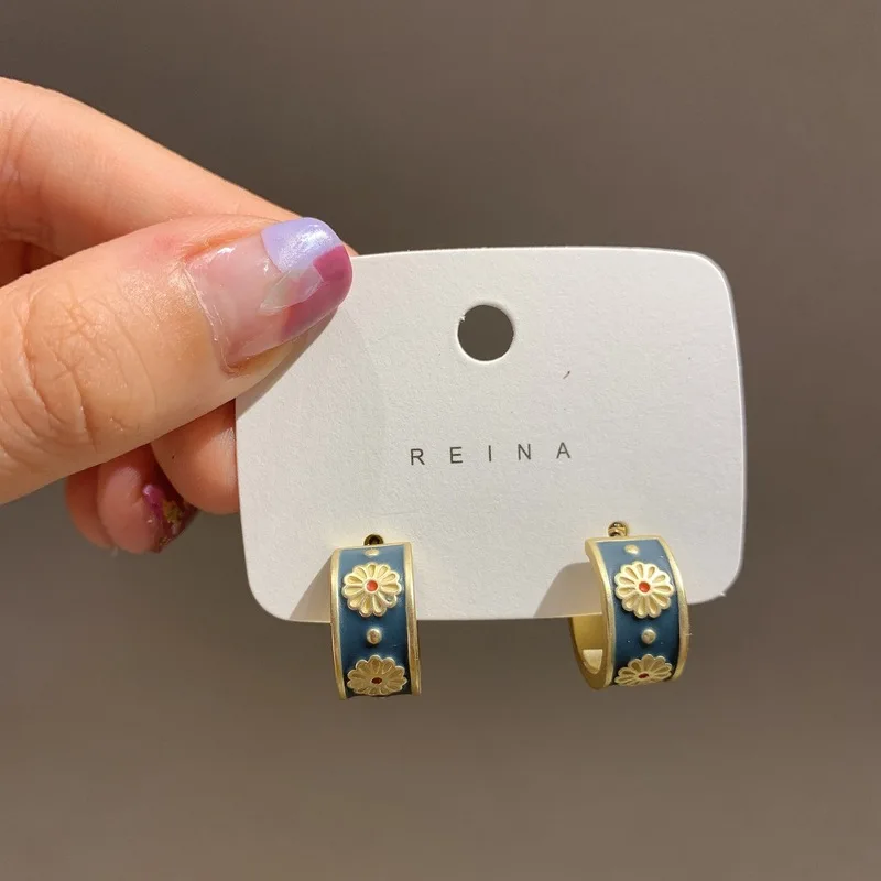 

Vintage Blue Enamel Flower Hoop Earrings for Women Retro Metal Geometric C Shape Small Statement Earrings Party Jewelry Gift
