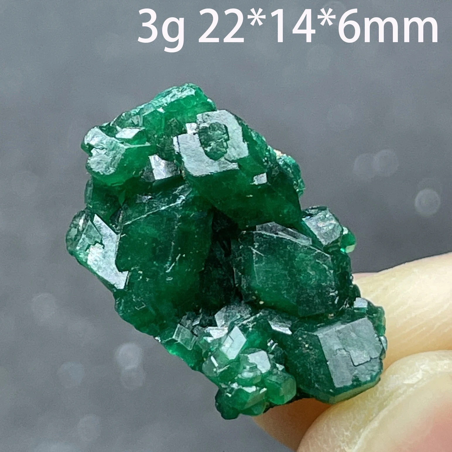 

Зеленый диоптаз, натуральный камень