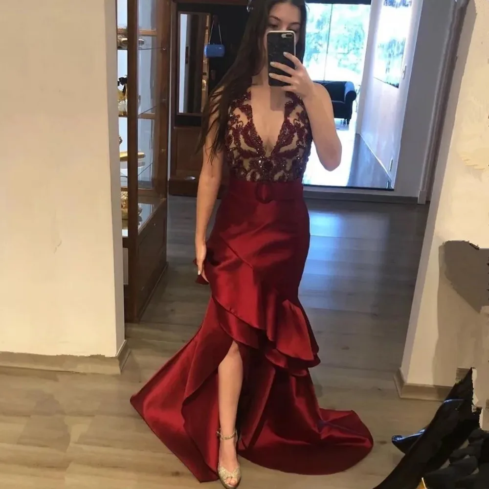 

2022 Burgundy Halter Mermaid Prom Dresses High Low Lace Appliques Beads Party Evening Gown Satin Sweep Train Sexy Backless