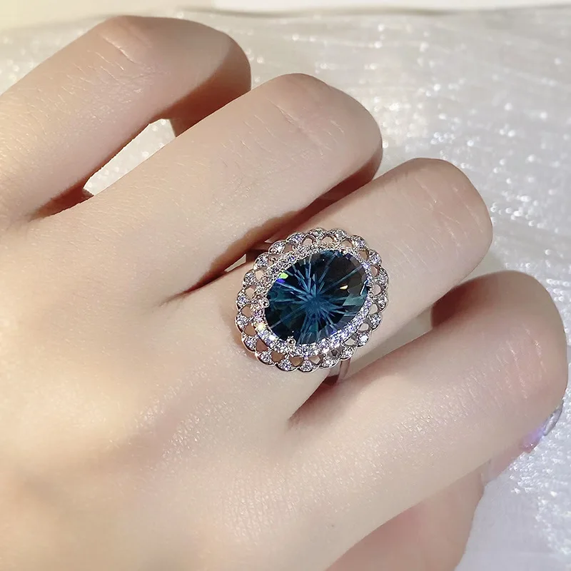 Фото Женское кольцо Haute Couture с голубым топазом, серебро 925 пробы, натуральный фейерверк, синий топаз, женское кольцо, фотоподарок №4