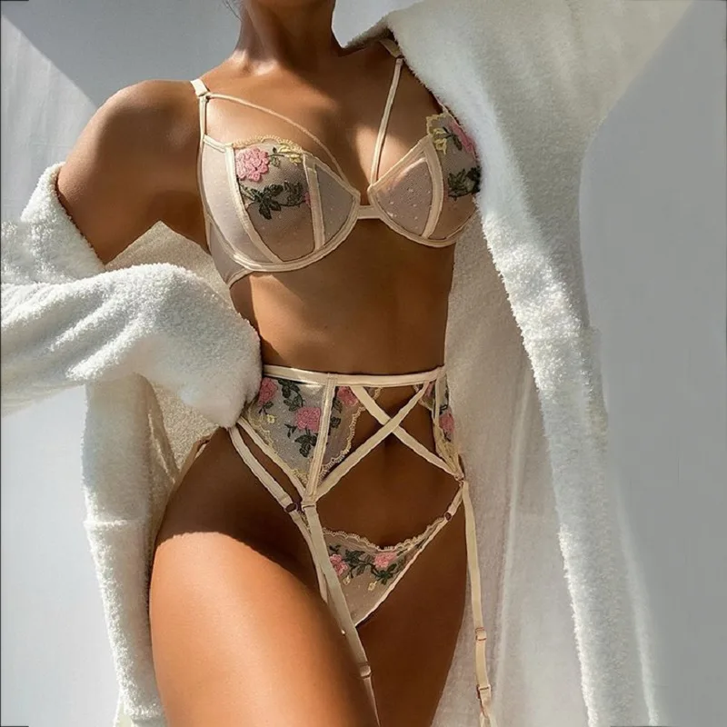 

2022 High-end Quality New Fashion Women's Classic Embroidery Heavy Craft Lace Mesh Underwear Gather Three-piece Set Lingerie