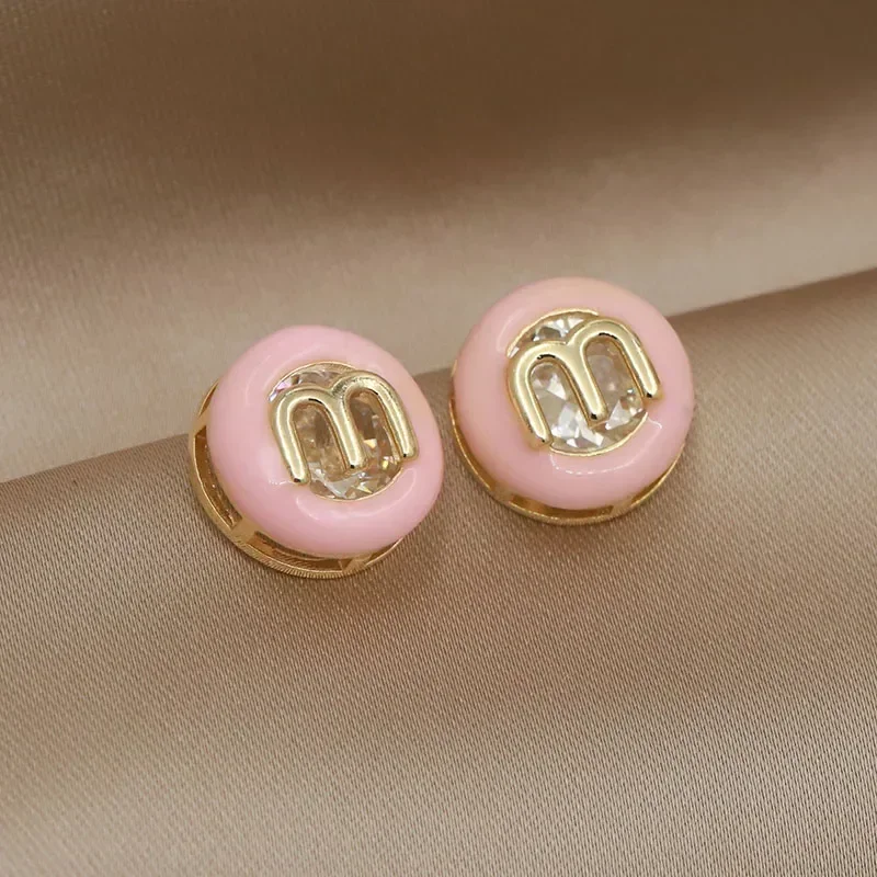 Серьги-гвоздики с кристаллами розового цвета и буквой M модные брендовые
