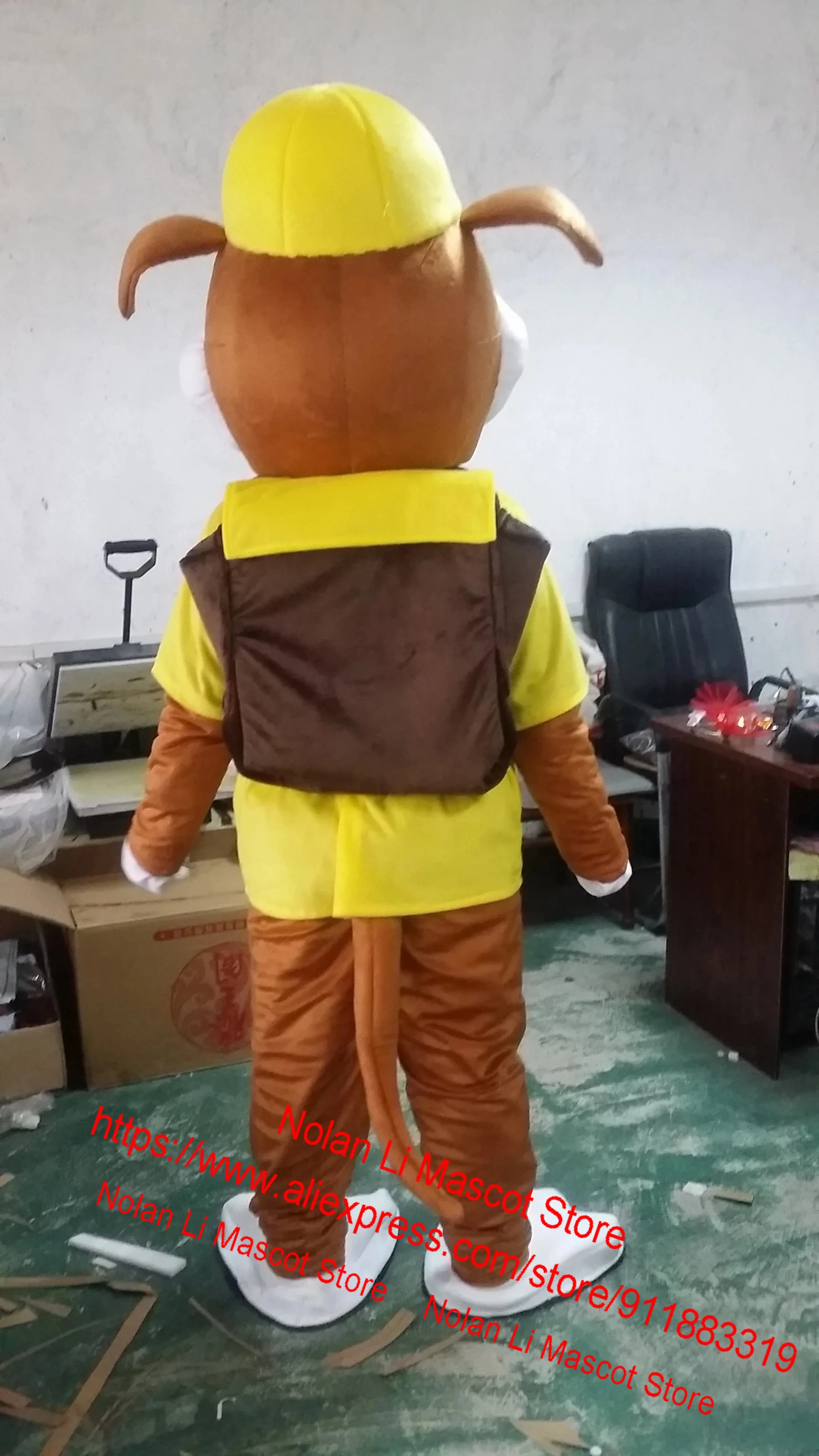 Женский костюм-талисман в виде синей и Красной собаки