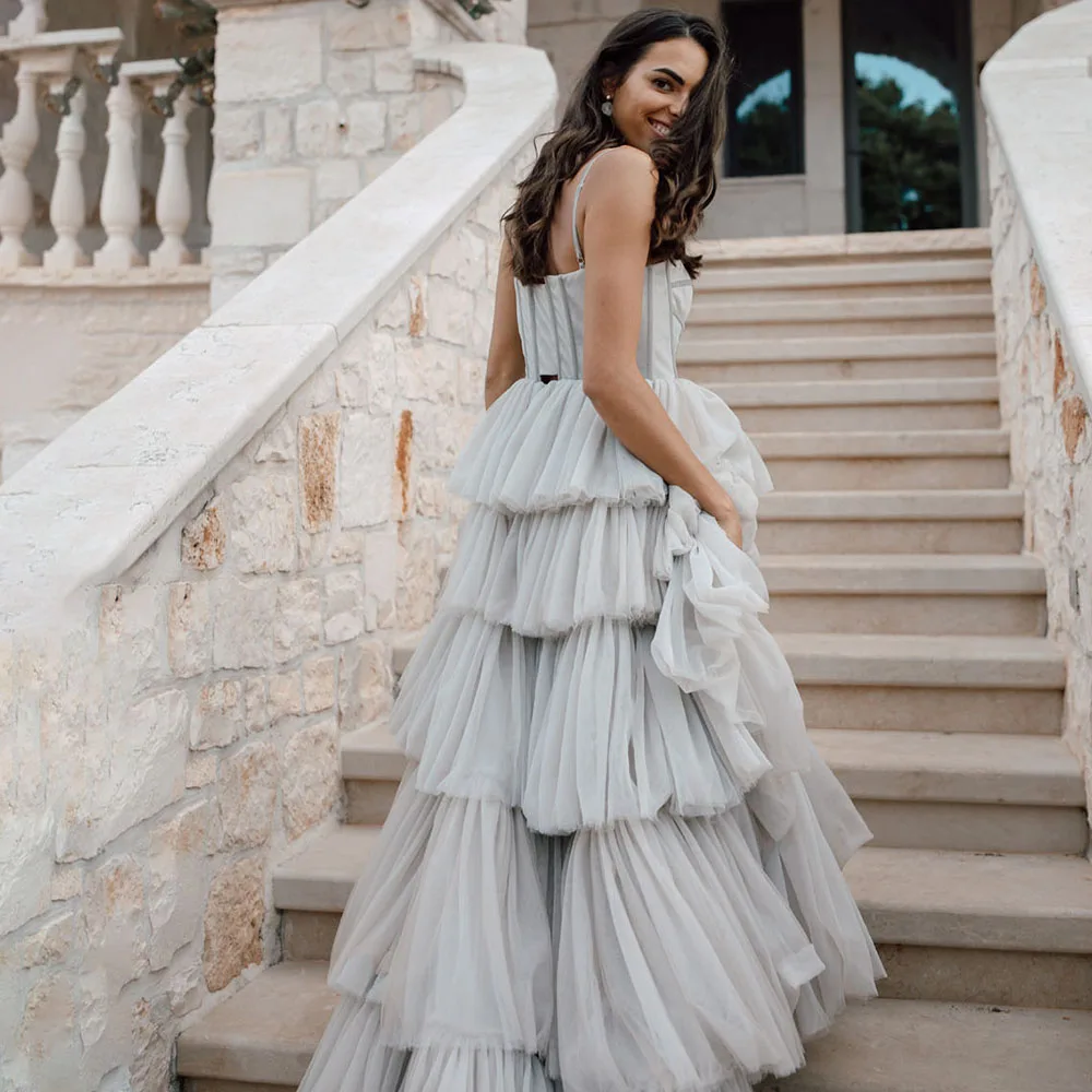 

Многоярусное вечернее платье на тонких бретельках с рюшами, сделанное на заказ свадебное Многоярусное Тюлевое стальное серое ТРАПЕЦИЕВИДНОЕ платье знаменитости