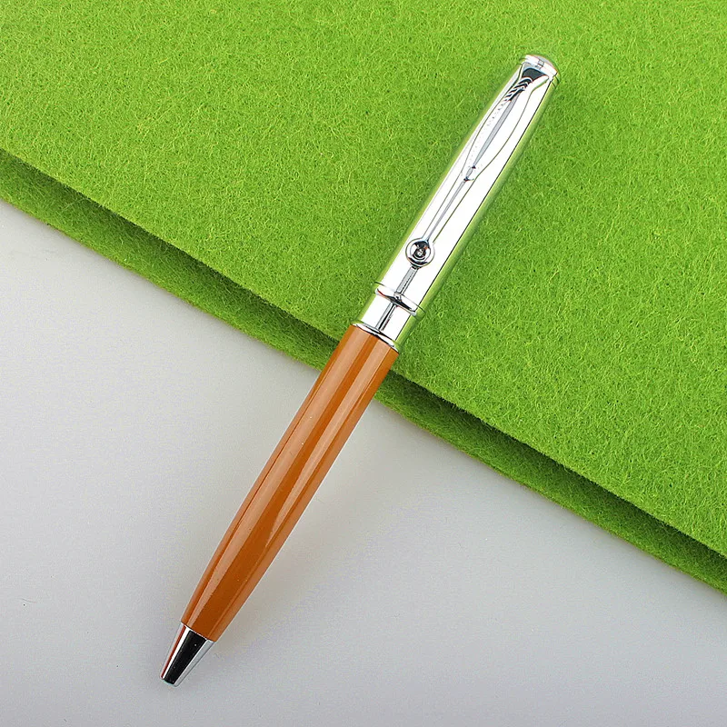 Шариковая ручка серебристого и черного цвета 4 |