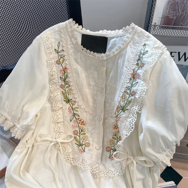 Женская однотонная блузка с кружевом