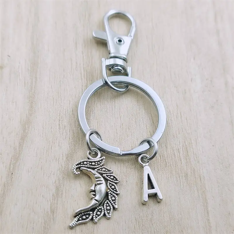 

Vintage Moon Face Keyring Letter Car Key Chain Ring Lobster Clasp Initial Charm Women Jewelry Accessories Pendants Metal