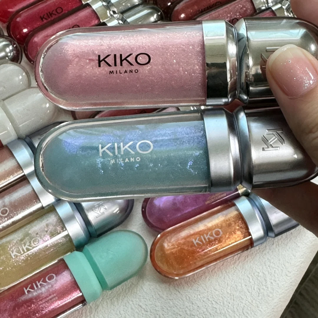 Фото KIKO Milano Kissable Lip Gloss: глянцевый блеск для губ с эффектом влажного сияния, увлажняющая масляная основа, мягкий, объемный, не липкий, стойкий блеск, подарок. №1