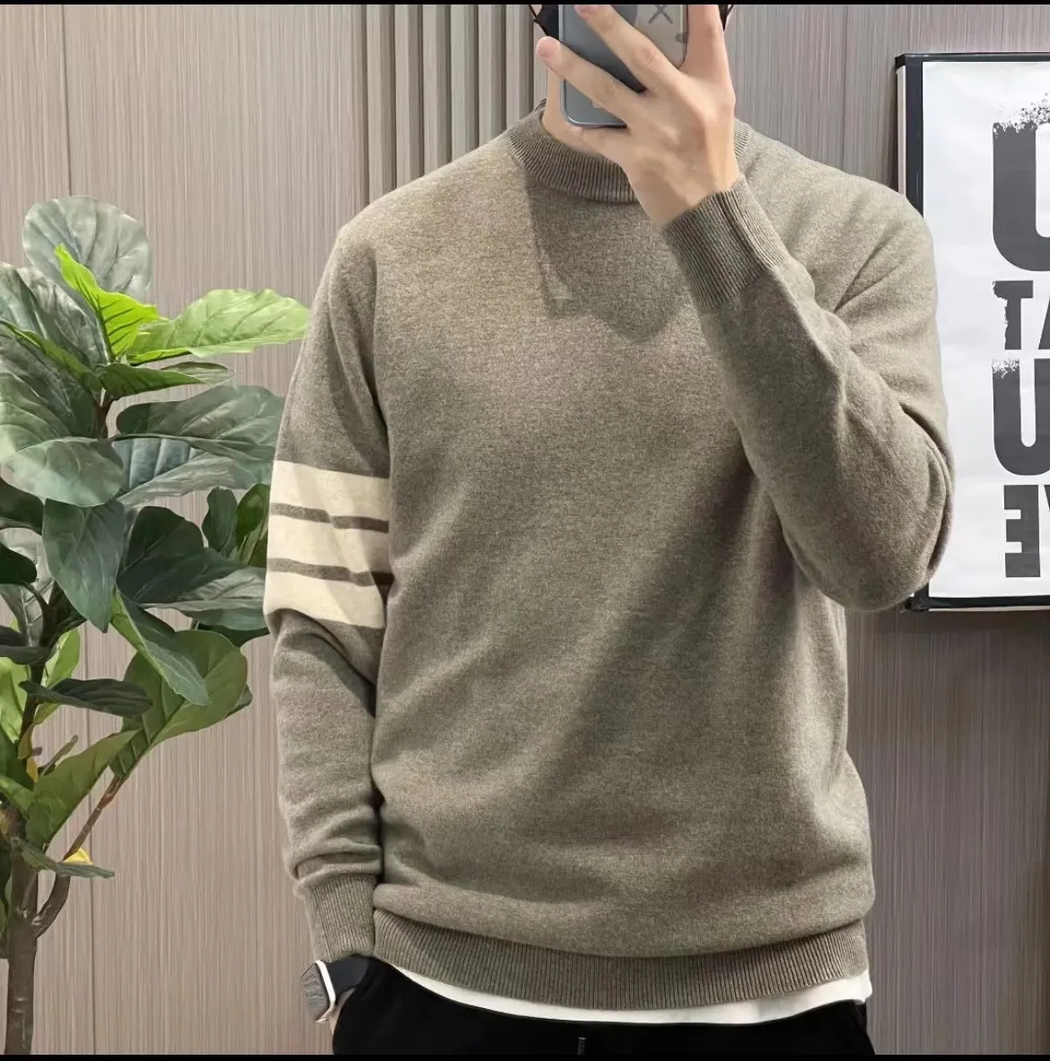 

Мужской трикотажный свитер с круглым вырезом, в полоску
