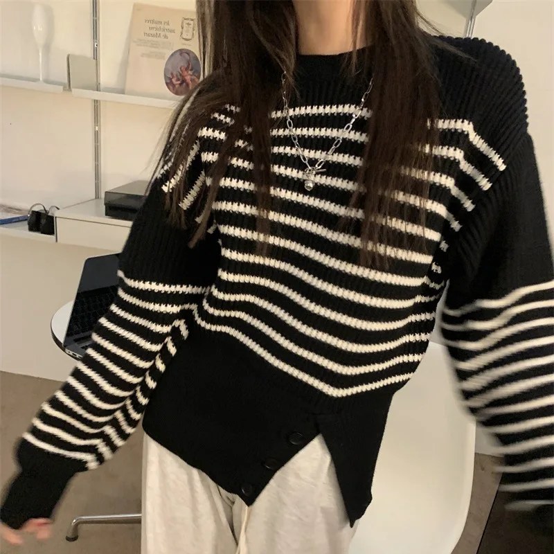 

Striped sweater women wear loose, lazy wind and age-reducing design in autumn and winter. Split knit bottoming shirt