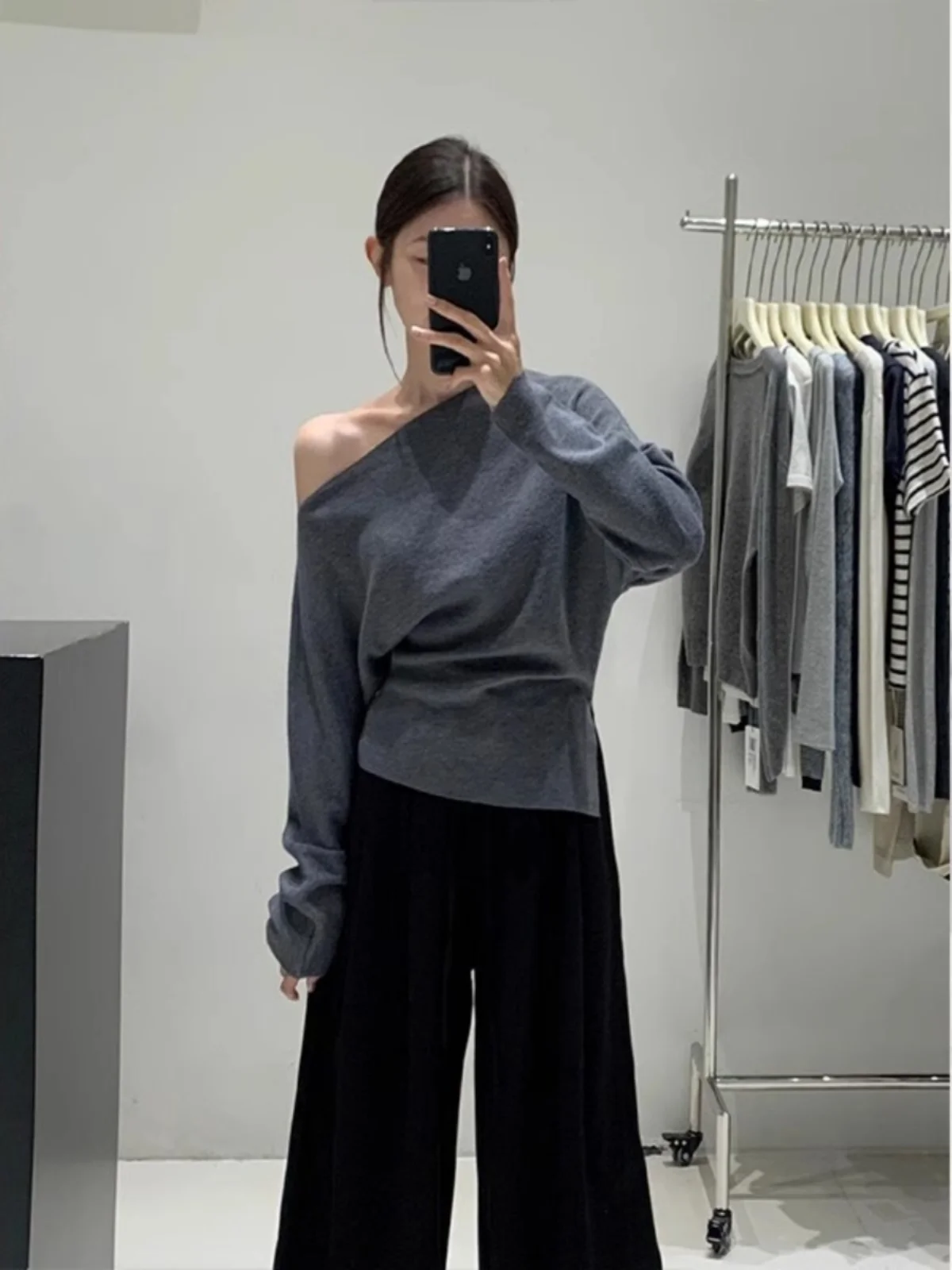 Стильная серая вязаная нижняя рубашка с открытыми плечами для женщин ранняя