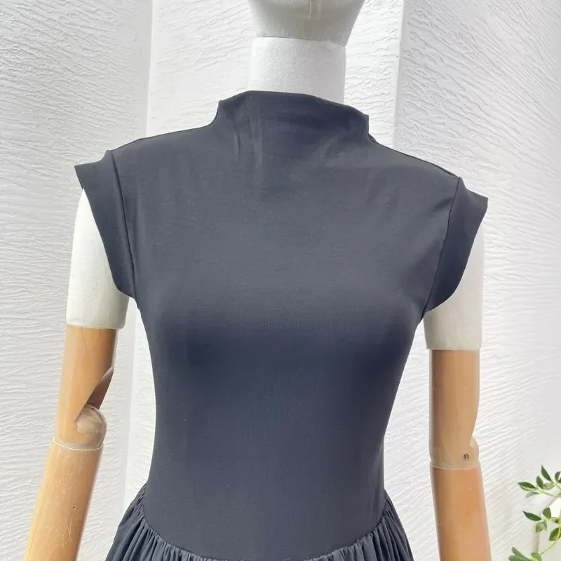 Женское черное платье миди без рукавов с пышным подолом и рюшами