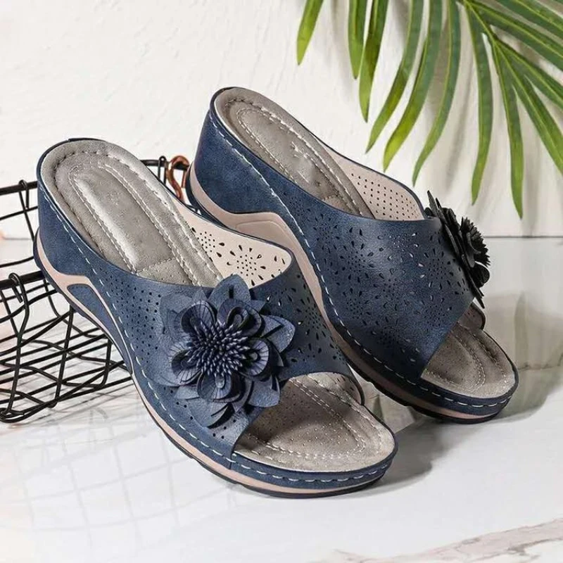 

New Women's Slippers Casual Flower Hollow Wedge Beach Shoes Outdoor Fashion Platform Comfortable Non-slip Sandals Chinelo Macio