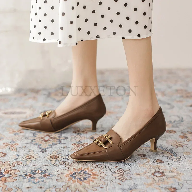 

Туфли женские в британском стиле, квадратный носок, высокий каблук, винтажные лоферы с металлическим украшением, Элегантная модная обувь