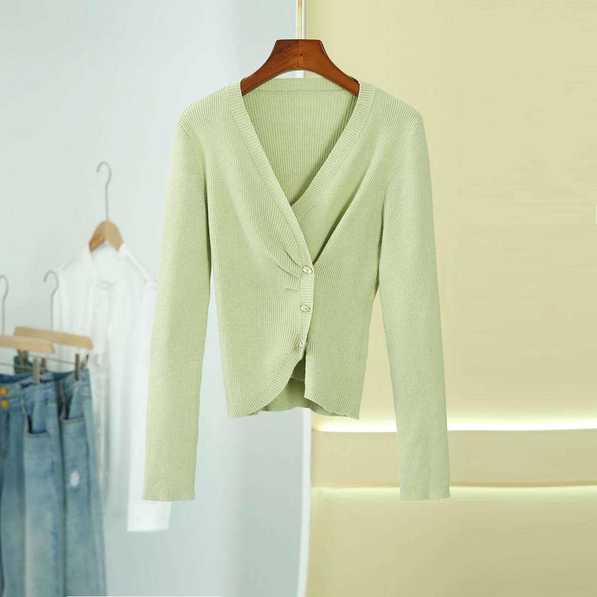 [Magic M] Design Temperament Slim fit V-neck Waist Hugging Long sleeve Knit Dongyang Home 2024 New Product Winter clothes