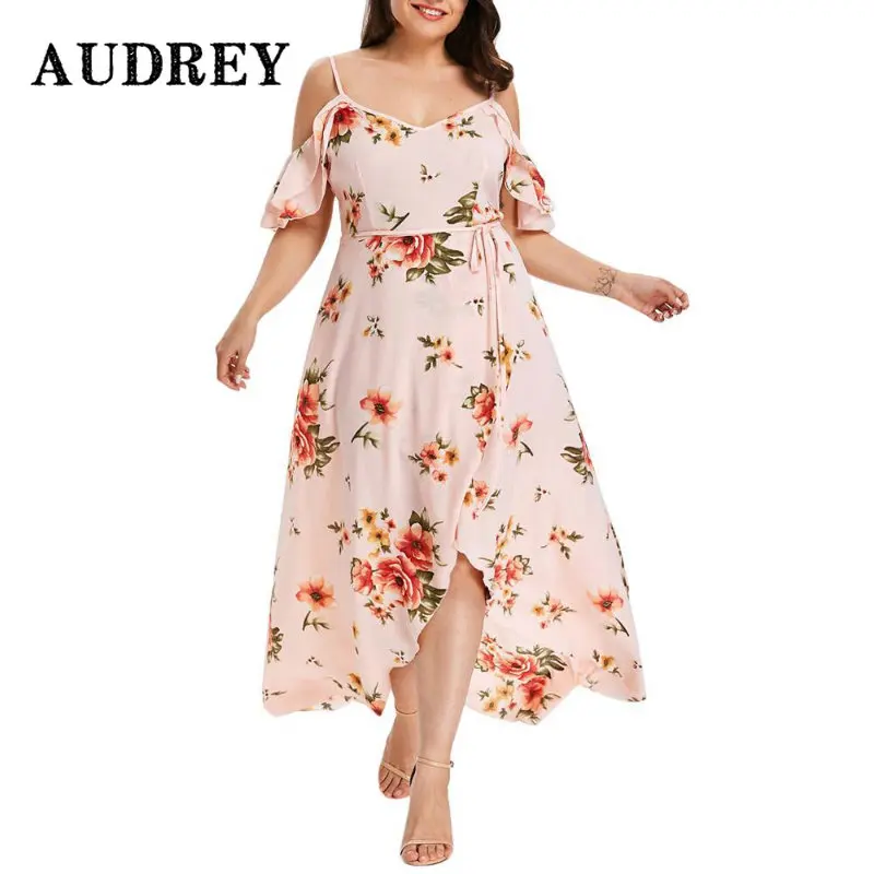 

Женское платье средней длины на тонких бретельках, с открытыми плечами