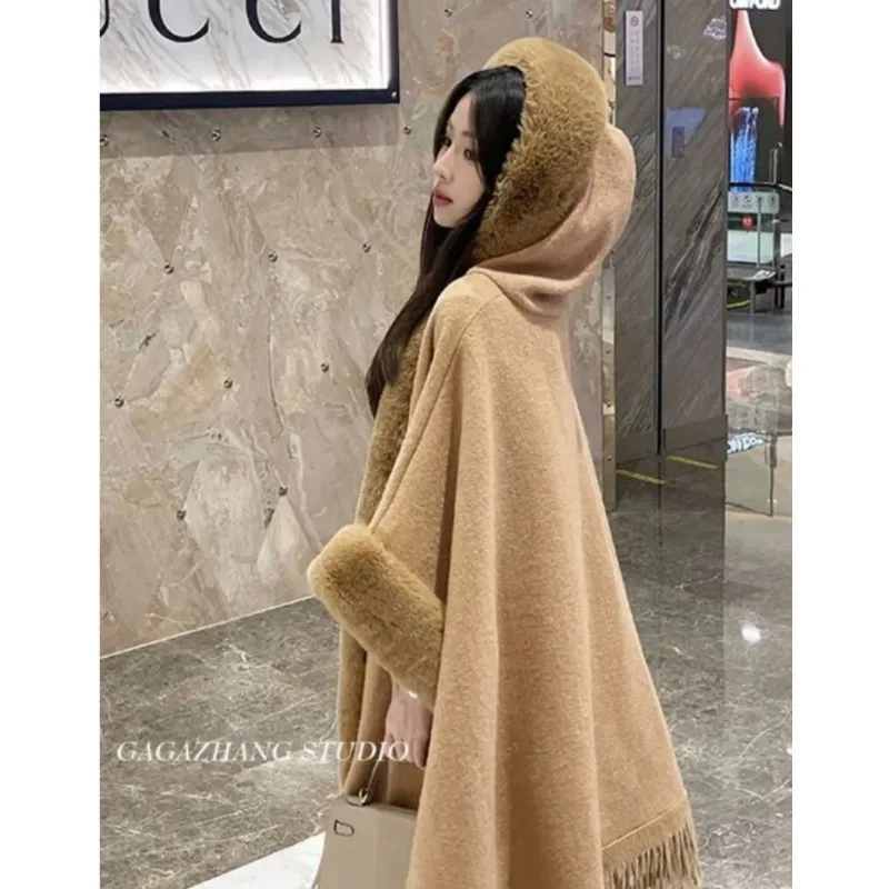 Рисунок 4 - Женская накидка с кисточками