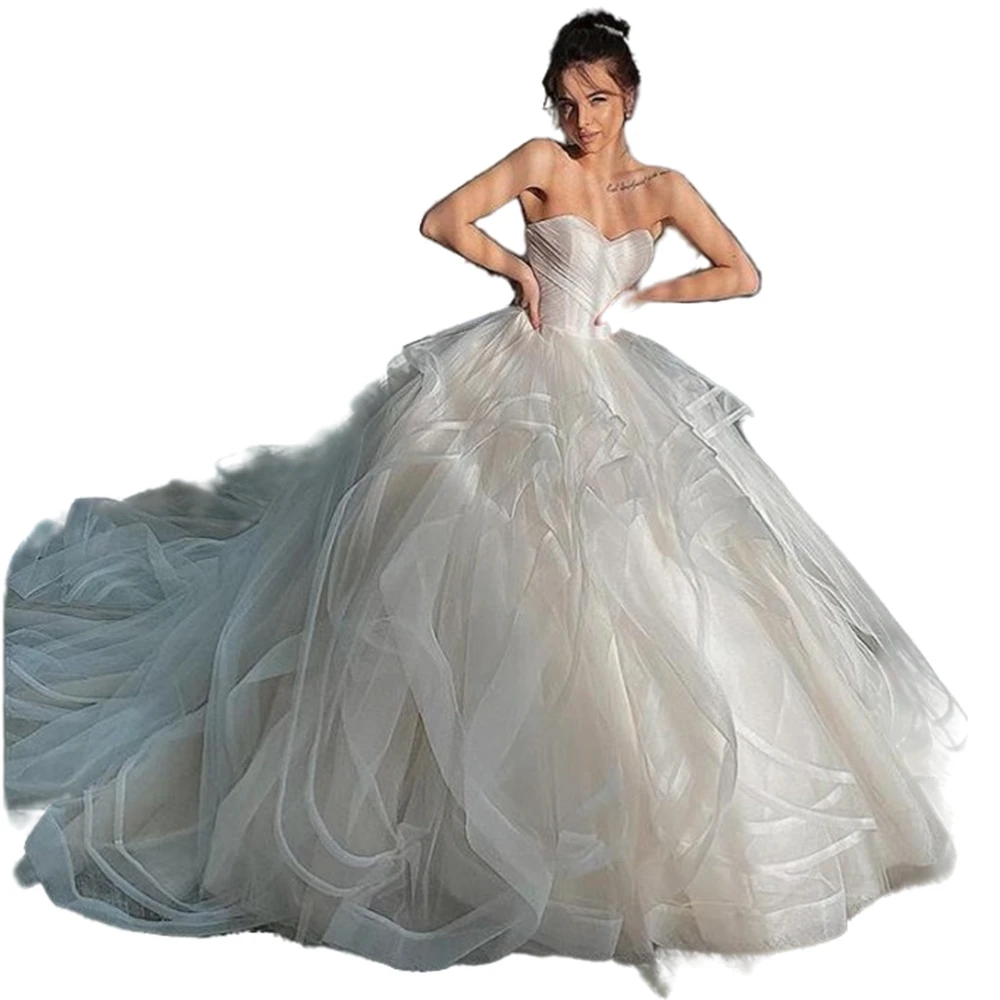 Пышное бальное платье цвета слоновой кости и бежевого из органзы свадебное 2024