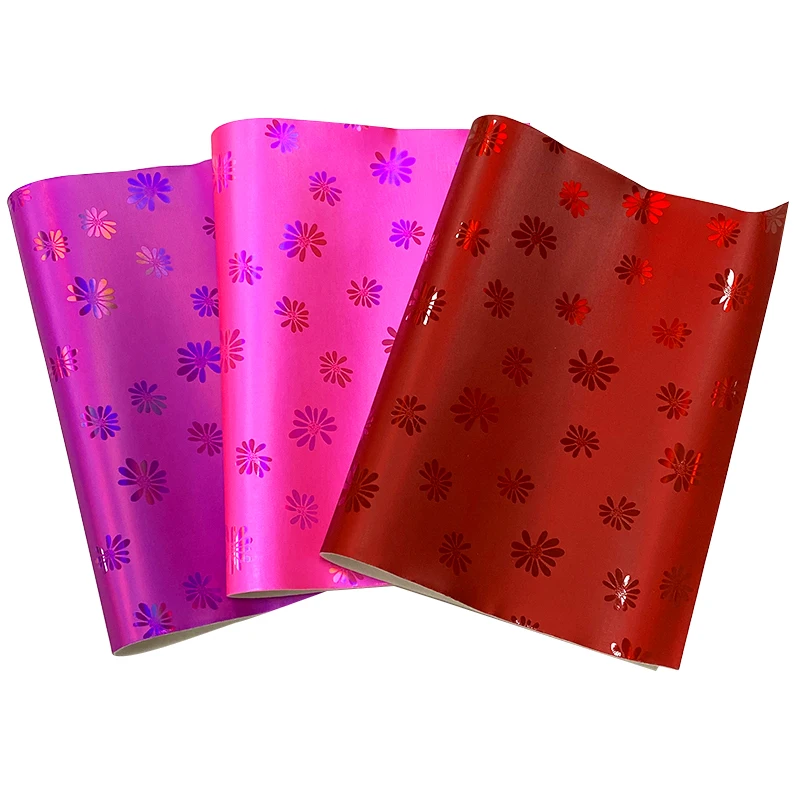 Лист искусственной кожи PU с металлическим тиснением в виде цветов маргаритки и лазерной голографической отделкой для обуви/сумок/обоев.