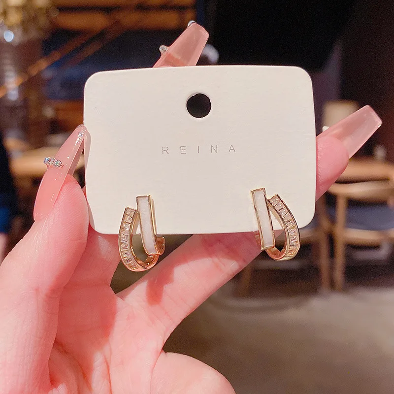 

Серьги-гвоздики женские из серебра 925 пробы с инкрустированными фианитами