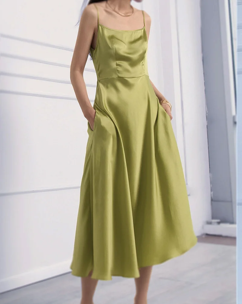 

Satin Green Camisole Dress Skirt Ladies Summer Sleeveless Vacation Mid-length Dress Ladies Silky Spaghetti Strap Elegant Dress