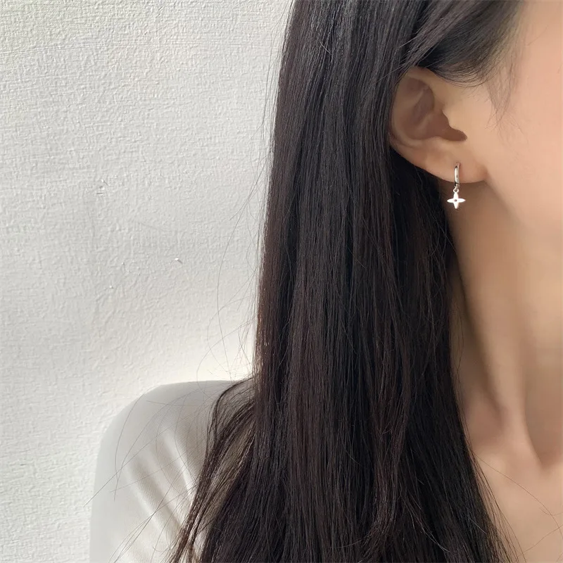 Серьги-кольца женские серебристые с пряжкой в виде звезд