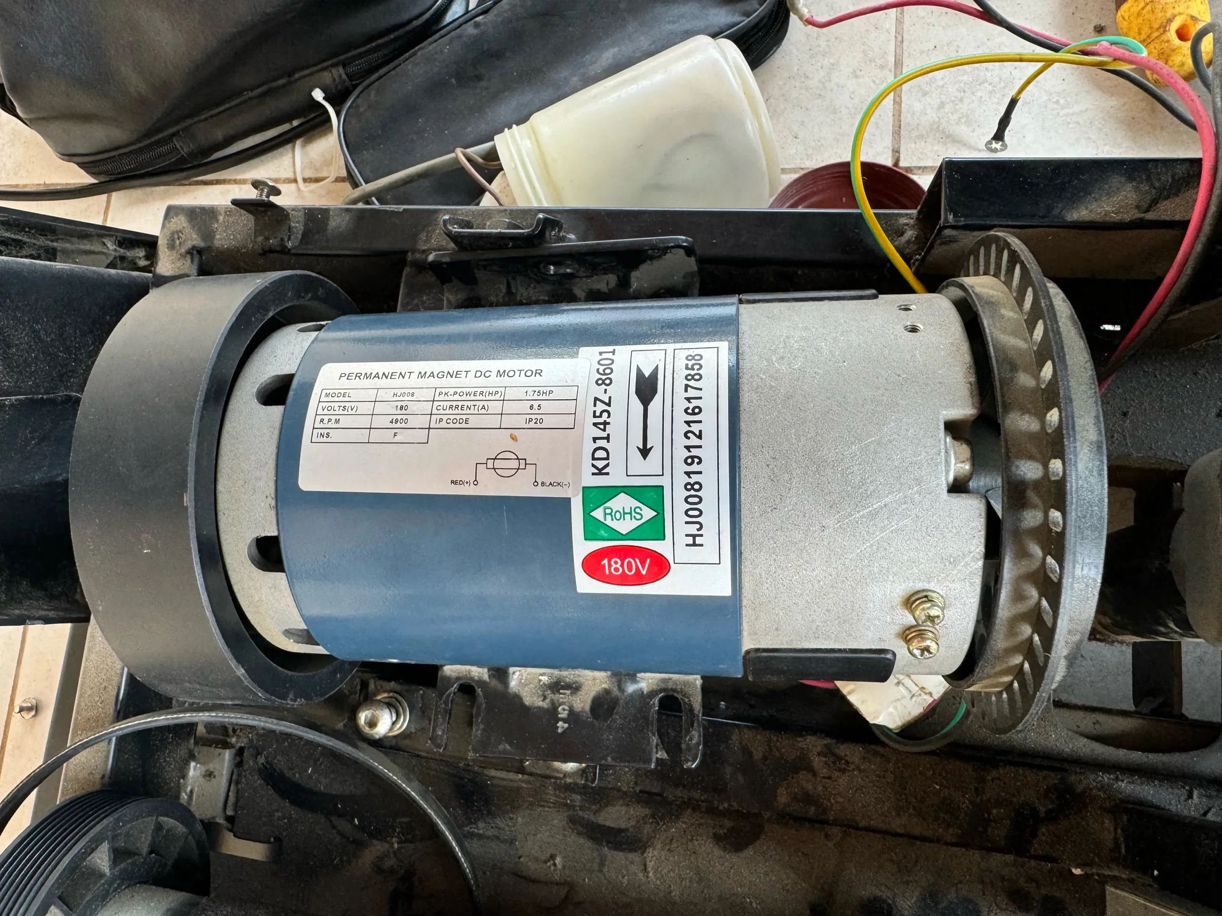 

Беговая дорожка двигатель постоянного тока 1,75 л.с. HJ008 180 в 4900 а 4900 об/мин А об/мин