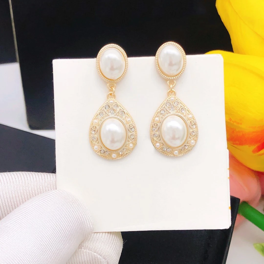 

Женские серьги-гвоздики из смолы, с жемчугом