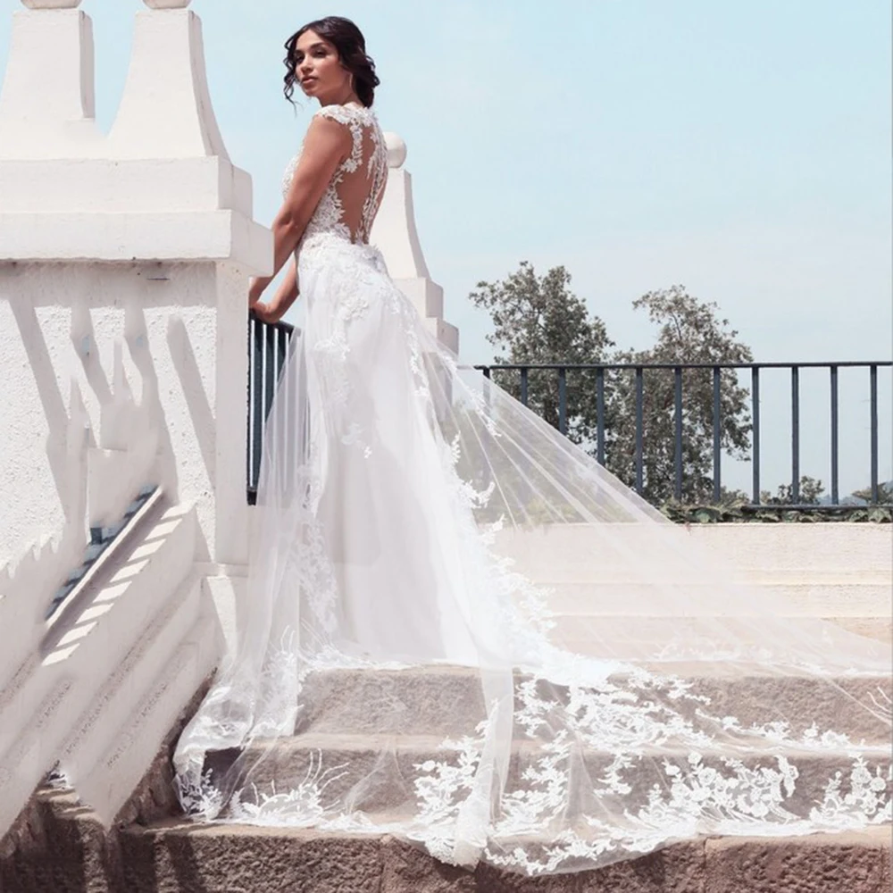 Женское свадебное платье с юбкой годе белое кружевное круглым вырезом и коротким