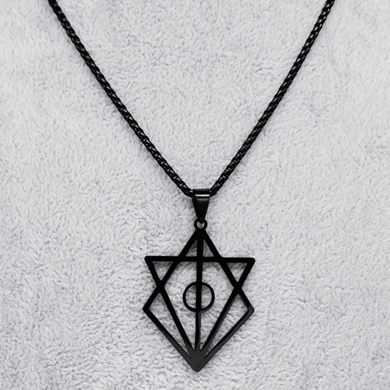 Мужское колье с подвеской в виде геометрических фигур