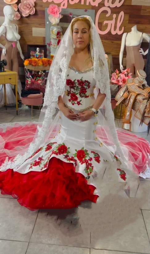 Свадебное платье-Русалка с цветочной вышивкой красного и белого цвета