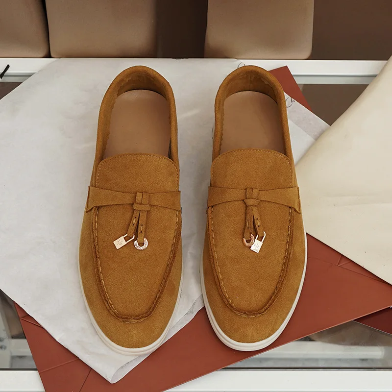 Лоферы из коровьей замши высокого качества с круглым носком на мягкой подошве |