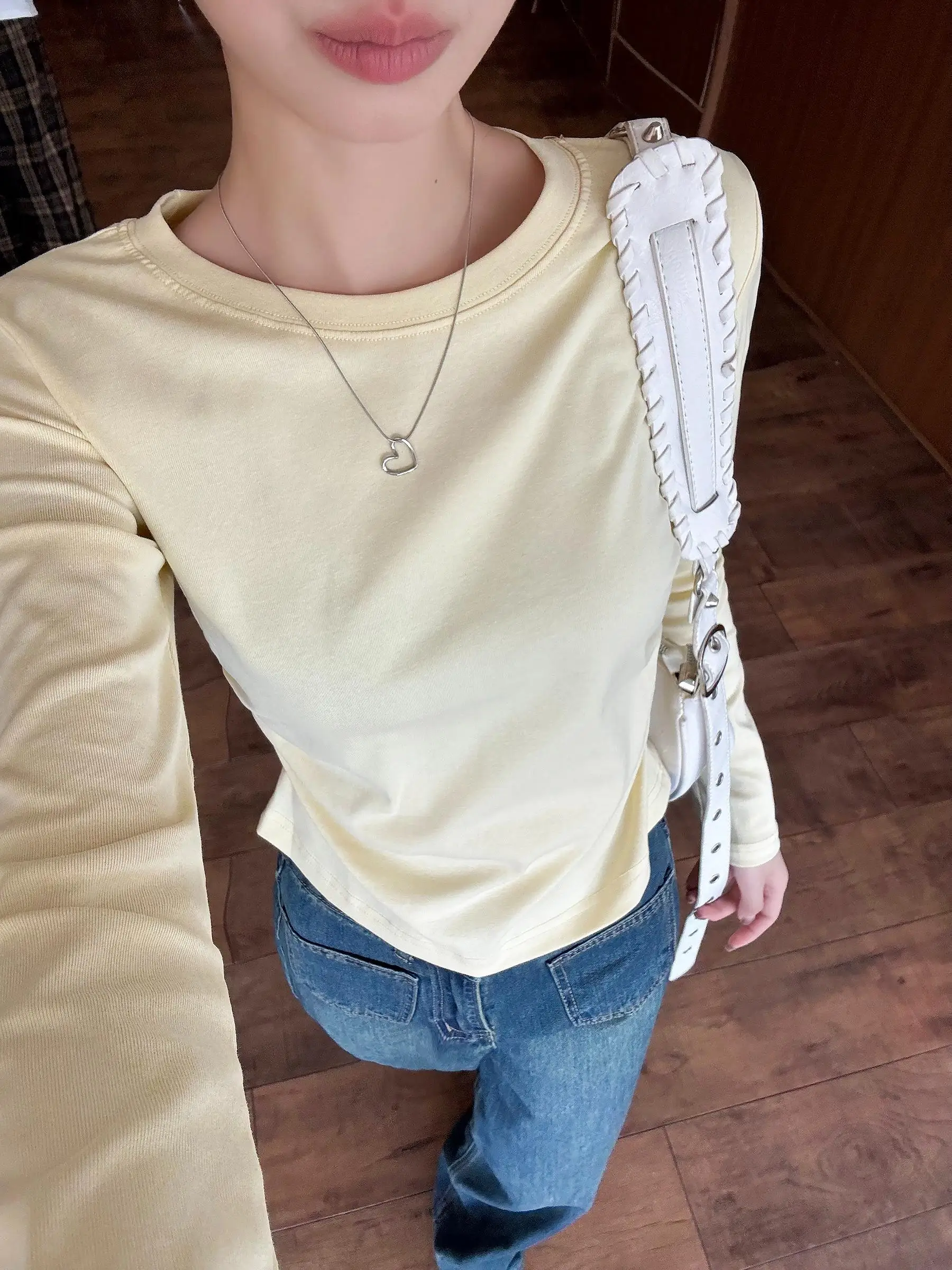 Нежная желтая рубашка с круглым вырезом и длинными рукавами плиссированная