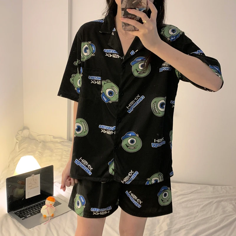 

Женский пижамный комплект из двух предметов с шортами и коротким рукавом