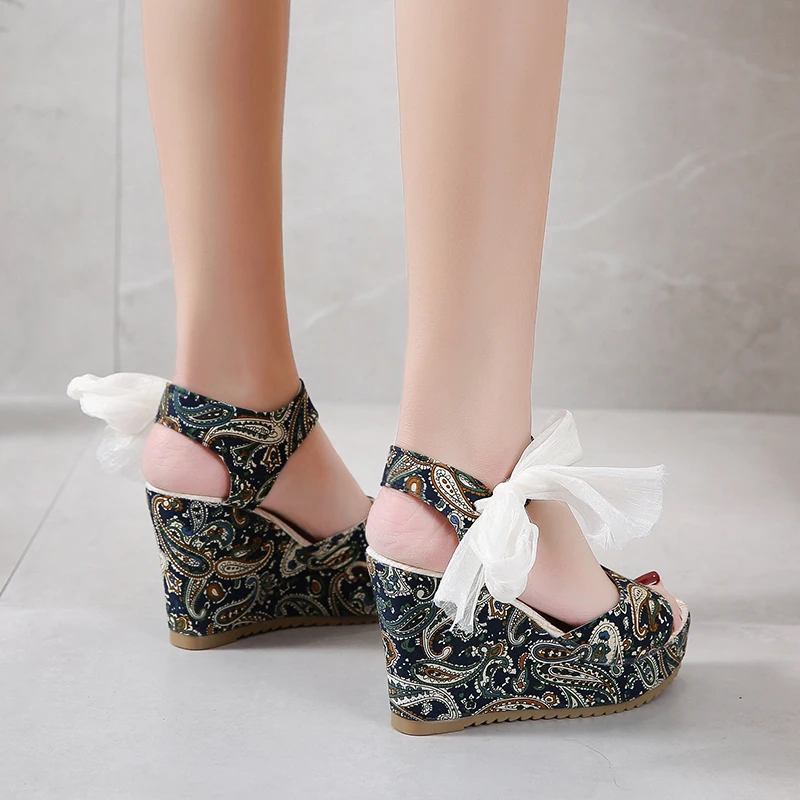 

Женские босоножки на танкетке, сандалии с открытым носком, на высоком каблуке и платформе, с цветочным принтом и пряжкой, лето 2022